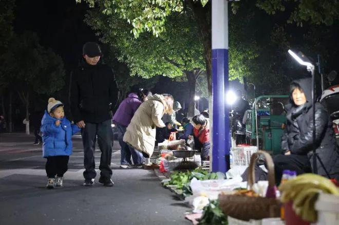 这个县城创造罚款收入下降“奇迹”开元棋牌app政府大楼旁可以摆摊(图5)